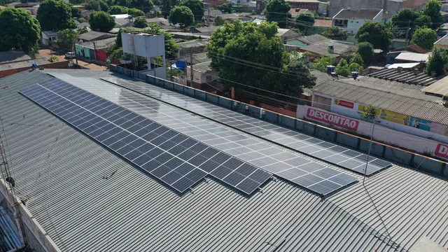 Painéis fotovoltaicos sobre uma ampla cobertura comercial. Instalação MTEK Solar Energy.