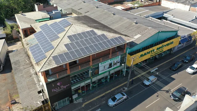 Sistema fotovoltaico na cobertura de imóvel comercial. Instalação MTEK Solar Energy.