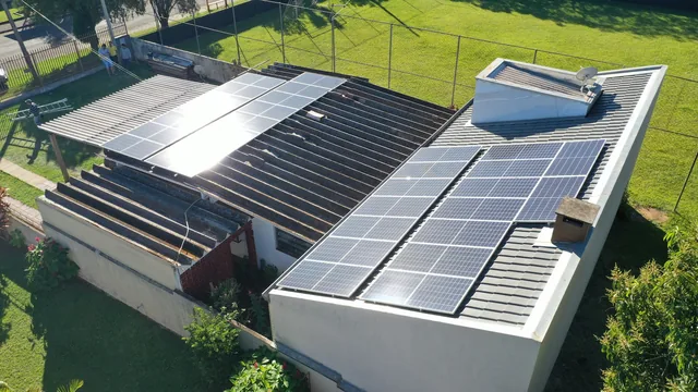 Painéis solares em telhado residencial. Instalação MTEK Solar Energy.
