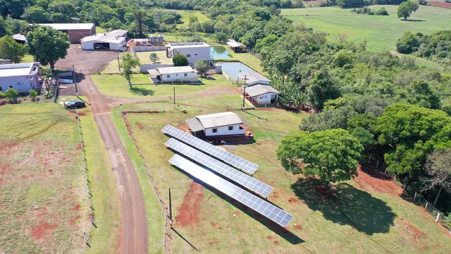 Sistema fotovoltaico em estrutura no solo próximo a uma residência rural. Instalação MTEK Solar Energy.