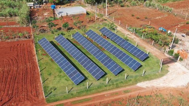 Estrutura de painéis solares em área aberta no campo. Instalação MTEK Solar Energy.