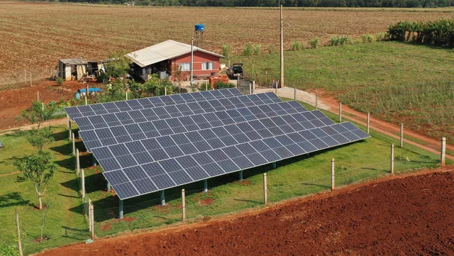 Painéis fotovoltaicos montados no solo em uma área rural. Instalação MTEK Solar Energy.